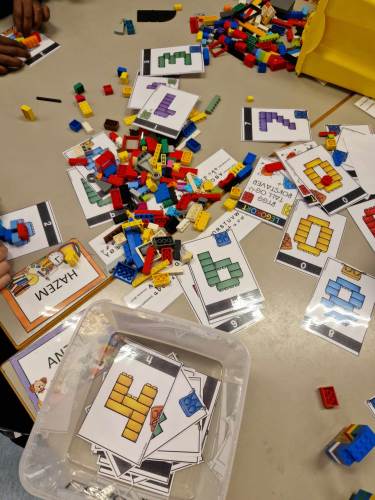 Bygge tall med LEGO.